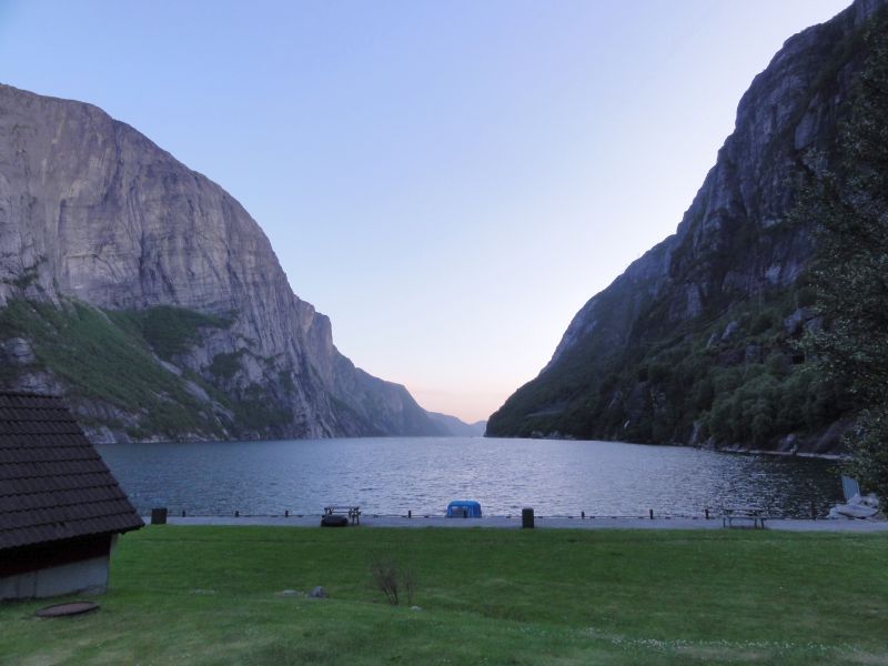 Der Fjord abends um 23 Uhr