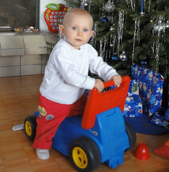 Valerie vor dem Weihnachtsbaum