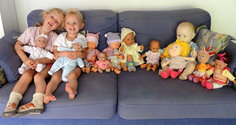 Die Kinder mit ihren Puppen