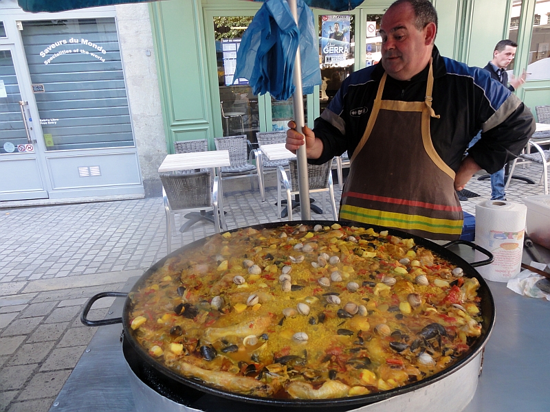 Paella auf dem Markt in Perigueux 