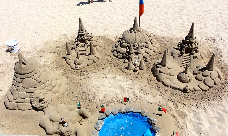Sandfiguren am Strand