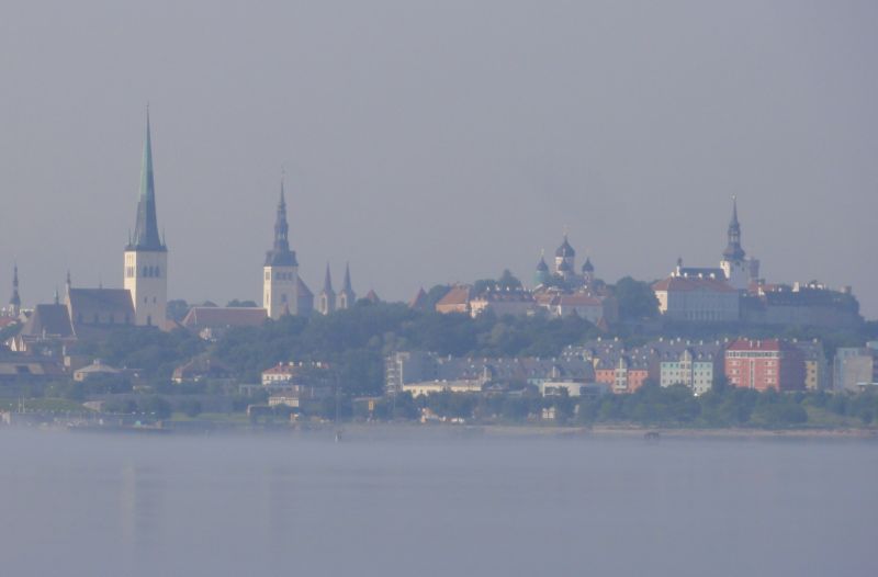 Tallin taucht aus dem Nebel auf