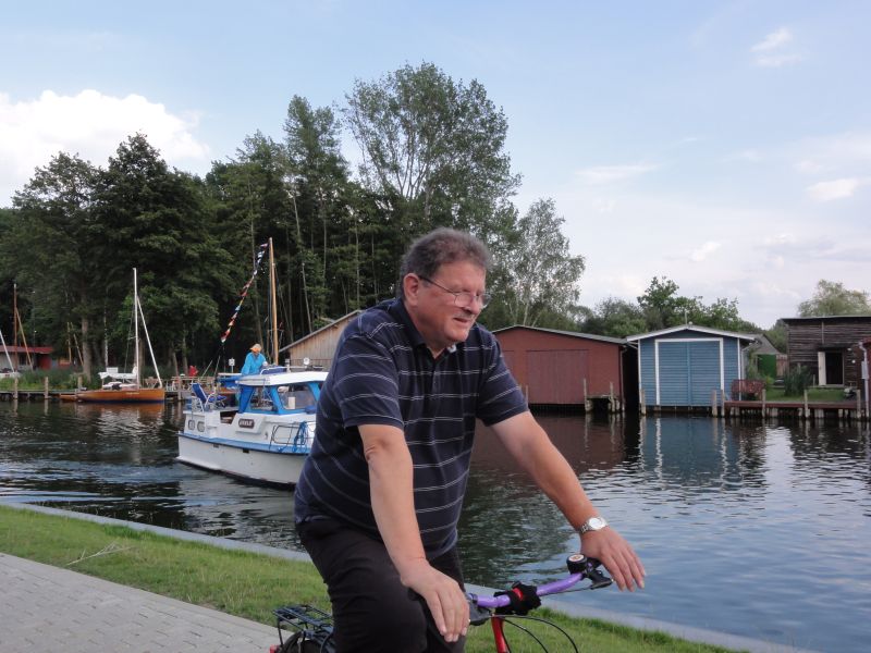 Mit dem Rd in Plaz am Hafen