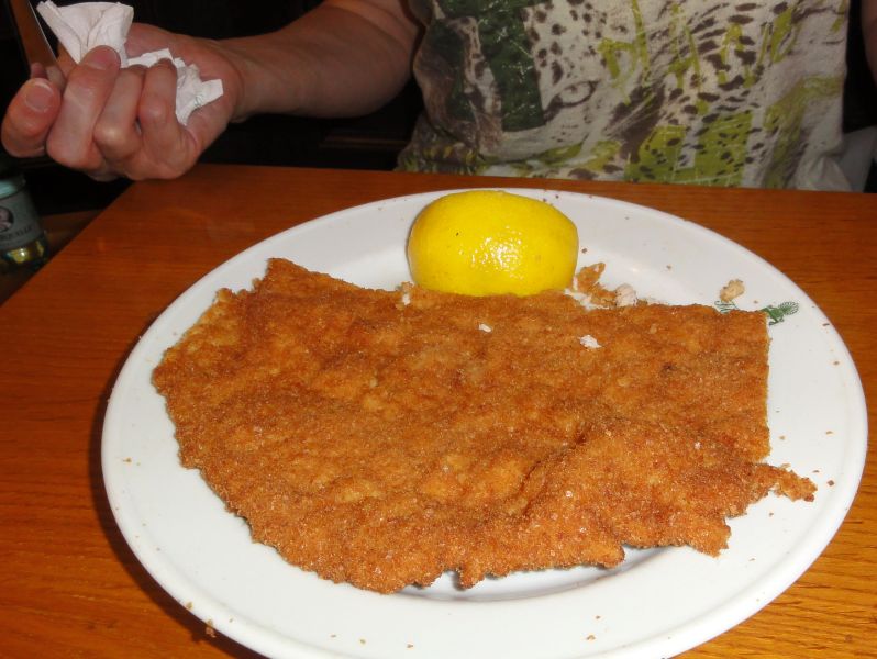 Julias Schnitzel, nachdem sie satt ist