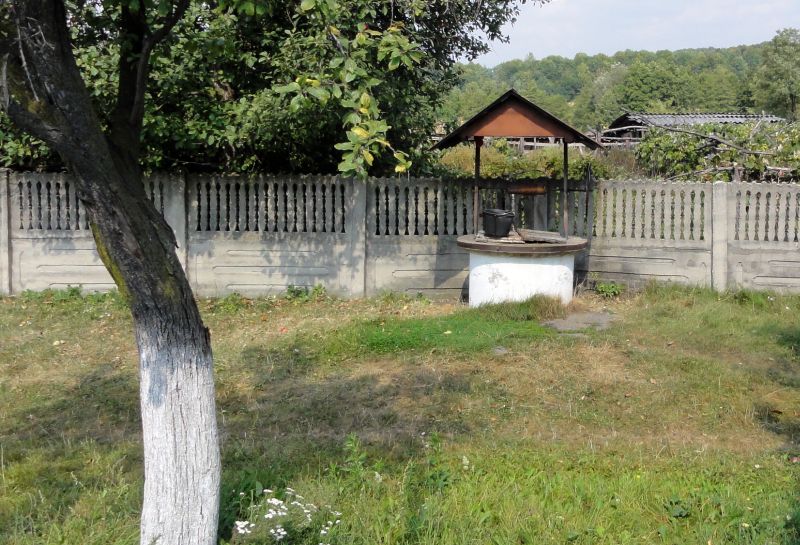 Wasserbrunnen vor dem Haus