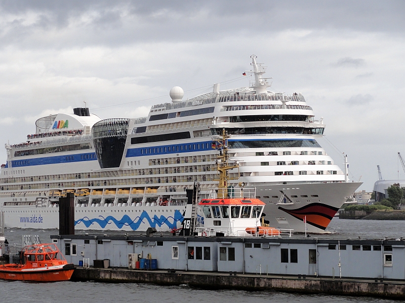 die Aida fährt ein