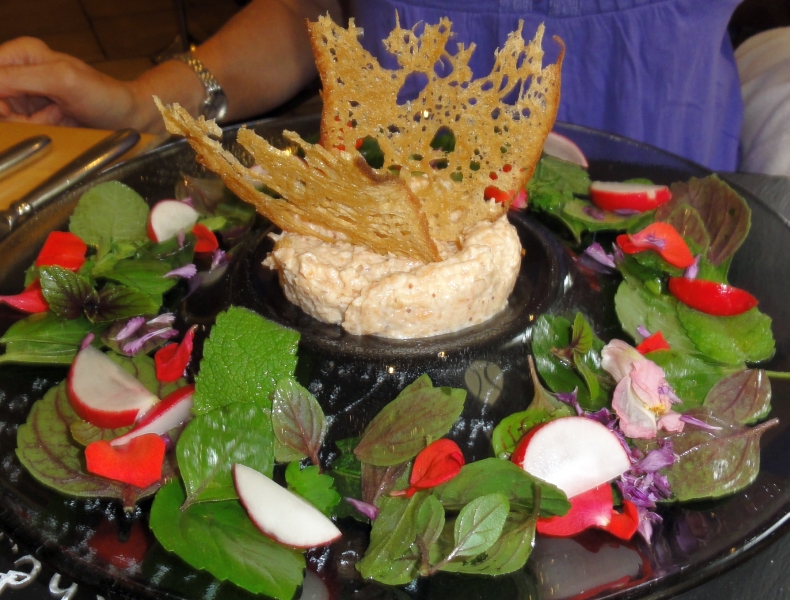 Lachstartar mit Parmesan Krone