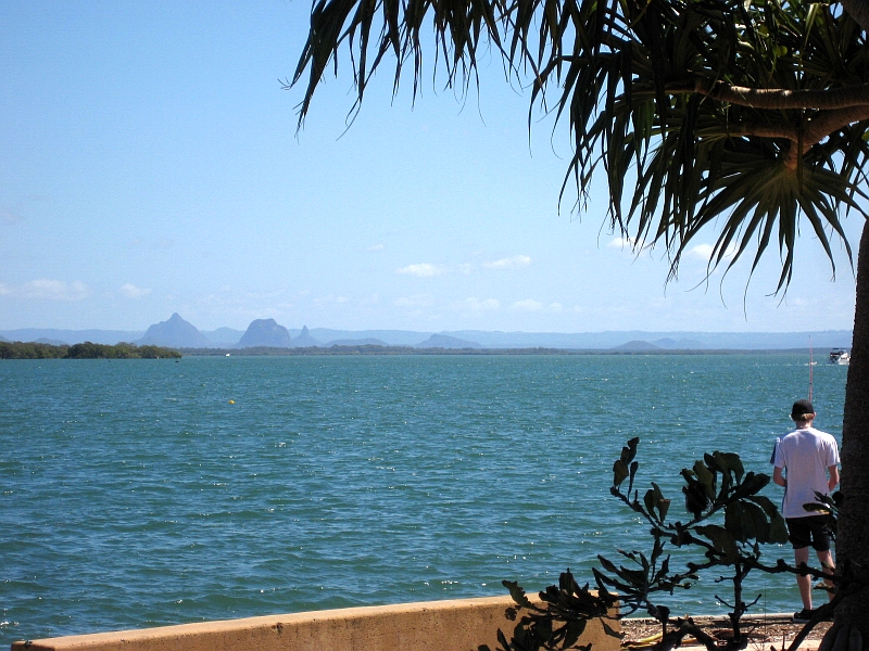 Glasshouse Mountains in der Ferne