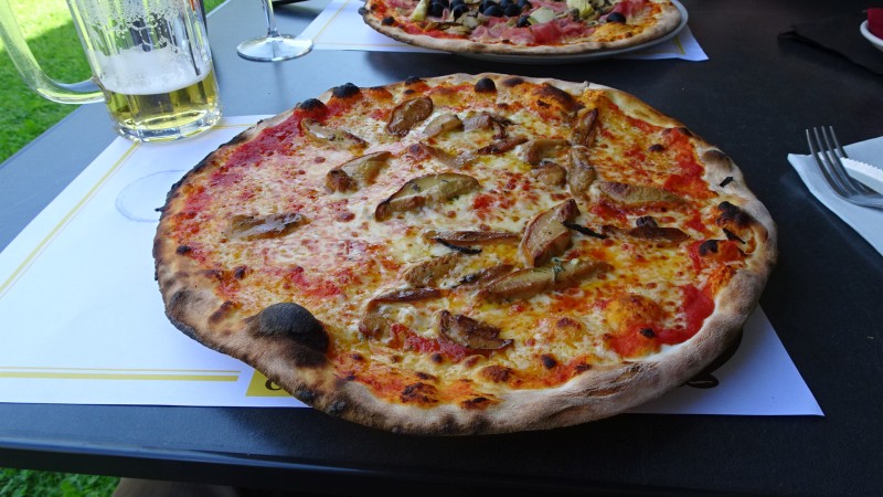 Pizza mit Steinpilzen