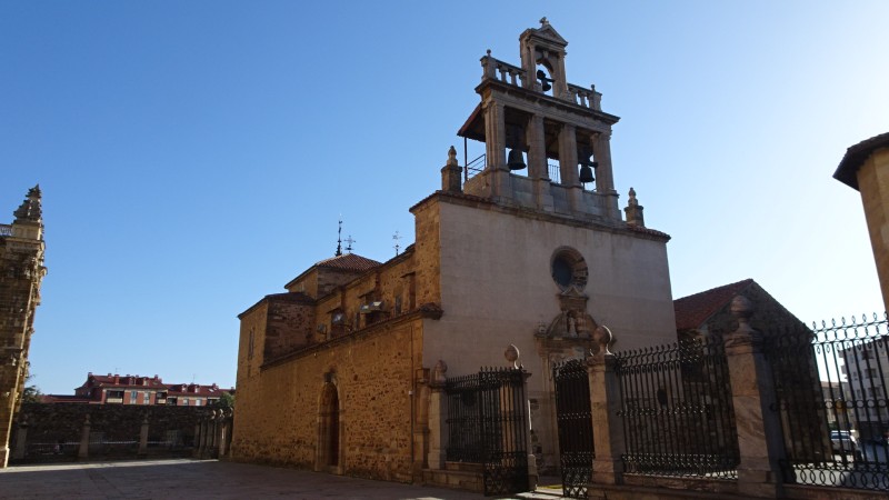 Astorga, die Kirche daneben