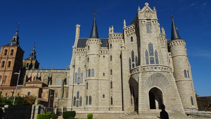 Palacio de Gaudi neben Kathedrale