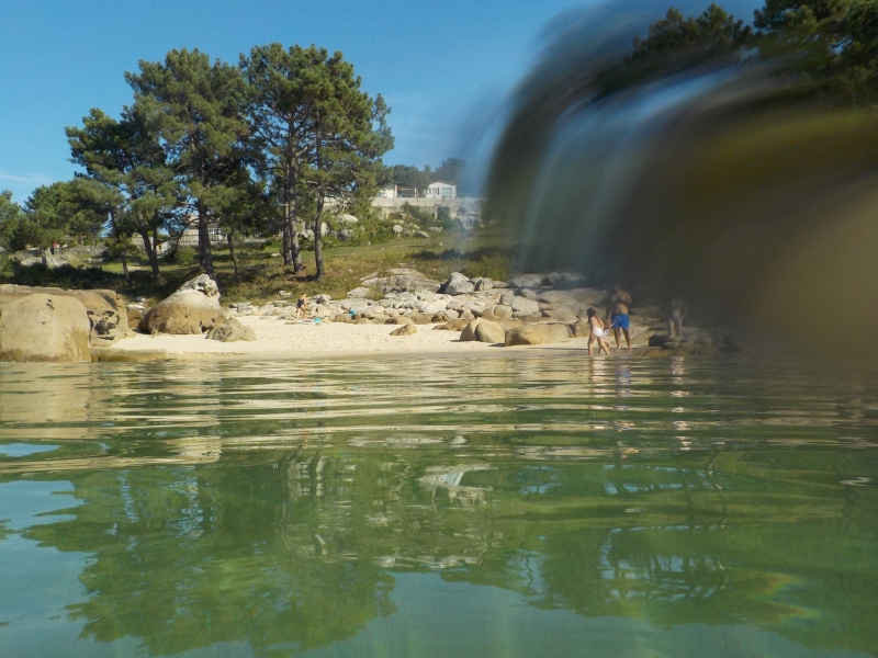 kühlendes Bad im Meer