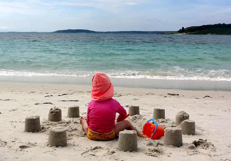 Vivien spielt am Strand