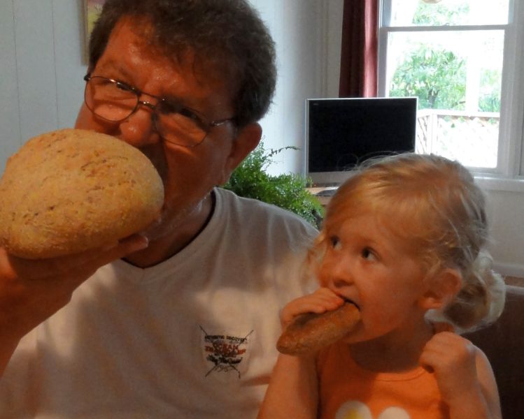 Vivien und Aetti mit selbst gemachtem Brot